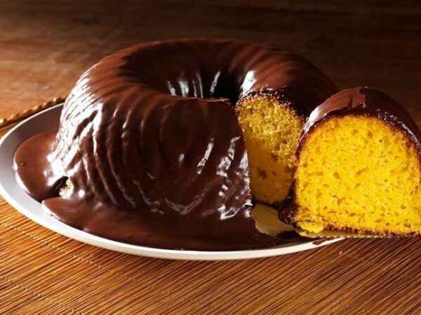 Bolo de Cenoura com Cobertura de Chocolate