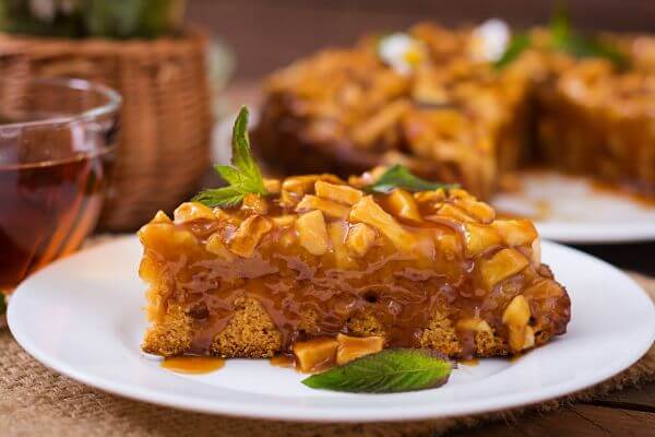 Torta de Maçã com Molho de Caramelo